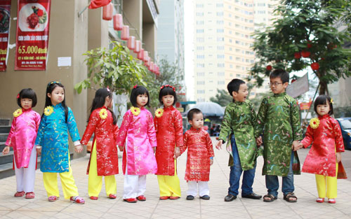 Các bé trông rất đáng yêu trong trang phục áo dài truyền thống