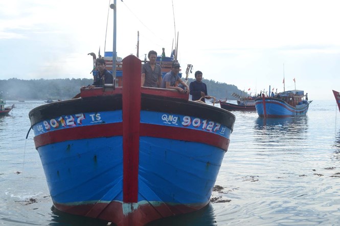 Theo lời ngư dân, tàu cá Quảng Ngãi thường xuyên bị tàu lạ tấn công ở vùng biển Trường Sa