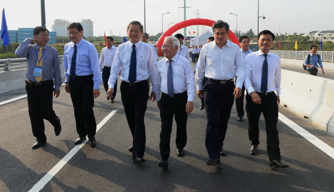 Lãnh đạo và nguyên lãnh đạo TP Hồ Chí Minh trong lễ thông xe cầu Rạch Chiếc