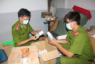 Lực lượng chức năng tiến hàng kiểm tra thuốc bảo vệ thực vật