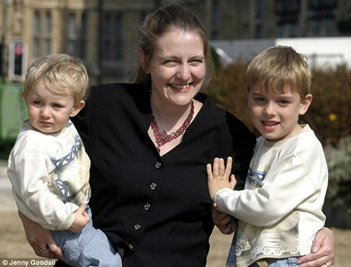 Góa phụ người Anh Diane và 2 con trai được thụ tinh nhân tạo từ tinh trùng người chồng quá cố