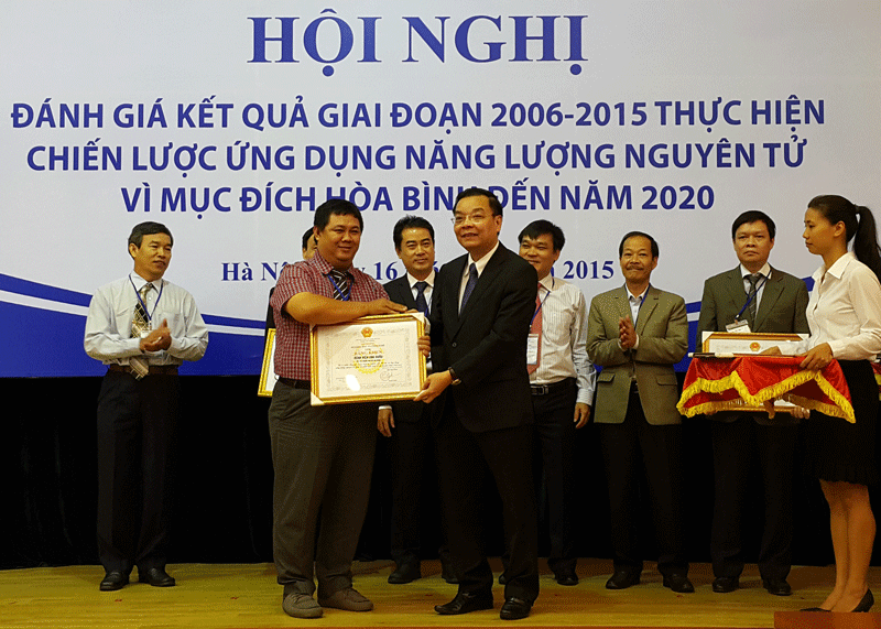 Thứ trưởng Chu Ngọc Anh trao tặng bằng khen của Bộ Khoa học và Công nghệ cho các tập thể, cá nhân có nhiều đóng góp trong nghiên cứu, ứng dụng trong lĩnh vực năng lượng nguyên tử