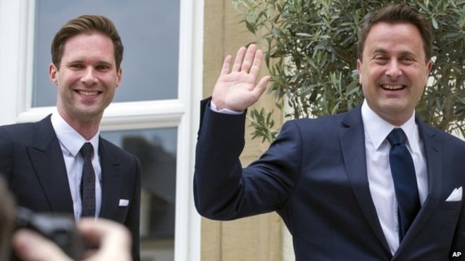 Thủ tướng Luxembourg và bạn đời vui vẻ vẫy tay chào đám đông sau khi làm thủ tục kết hôn đồng giới
