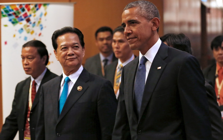 Thủ tướng Nguyễn Tấn Dũng (trái) và Tổng thống Barack Obama tại Hội nghị Cấp cao ASEAN lần 27 tại Malaysia