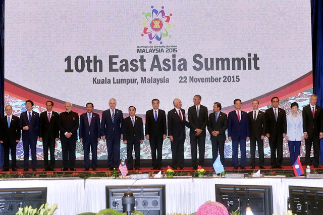 Thủ tướng Nguyễn Tấn Dũng chụp hình cùng lãnh đạo các nước tại Hội nghị cấp cao Đông Á lần thứ 10