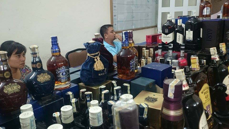 Phòng CSĐT tội phạm về TTQLKT&CV CATP Hà Nội cho biết, đơn vị vừa bóc gỡ đường dây sản xuất, tiêu thụ rượu giả liên tỉnh; bước đầu thu giữ khoảng 300 chai rượu giả nhãn hiệu Chivas.