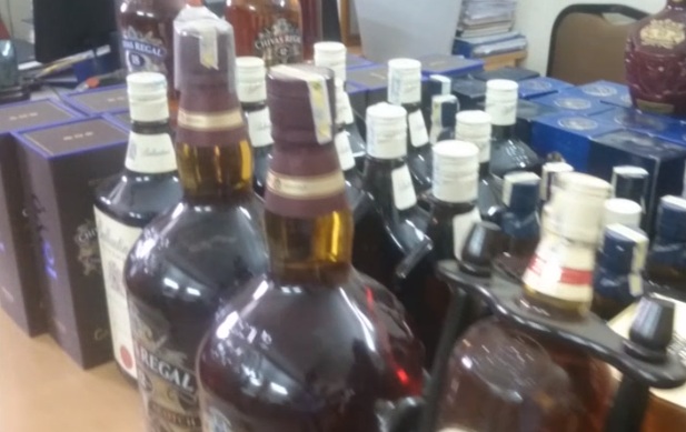 cơ quan cảnh sát điều tra đã khám xét đối với 5 điểm tiêu thụ hàng giả của hai đối tượng trên. Tổng số rượu nghi làm giả bị thu giữ khoảng hơn 300 chai.