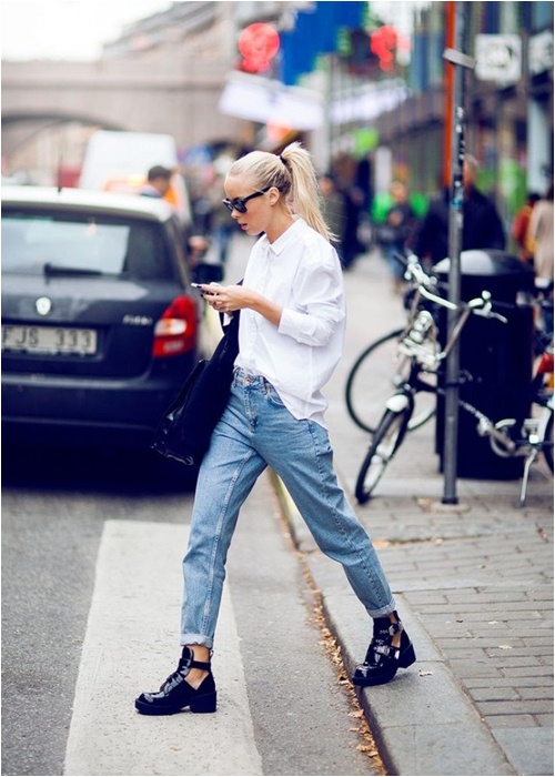Áo sơ mi trắng kết hợp với quần jeans khiến cô nàng trông thật khỏe khoắn và cá tính