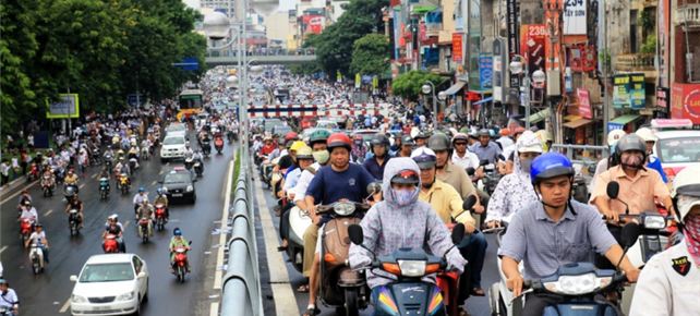 Phó Chủ tịch UBND TP.HCM Nguyễn Hữu Tín vừa ký quyết định về việc triển khai thực hiện thu phí mô tô, xe gắn máy trên địa bàn thành phố.