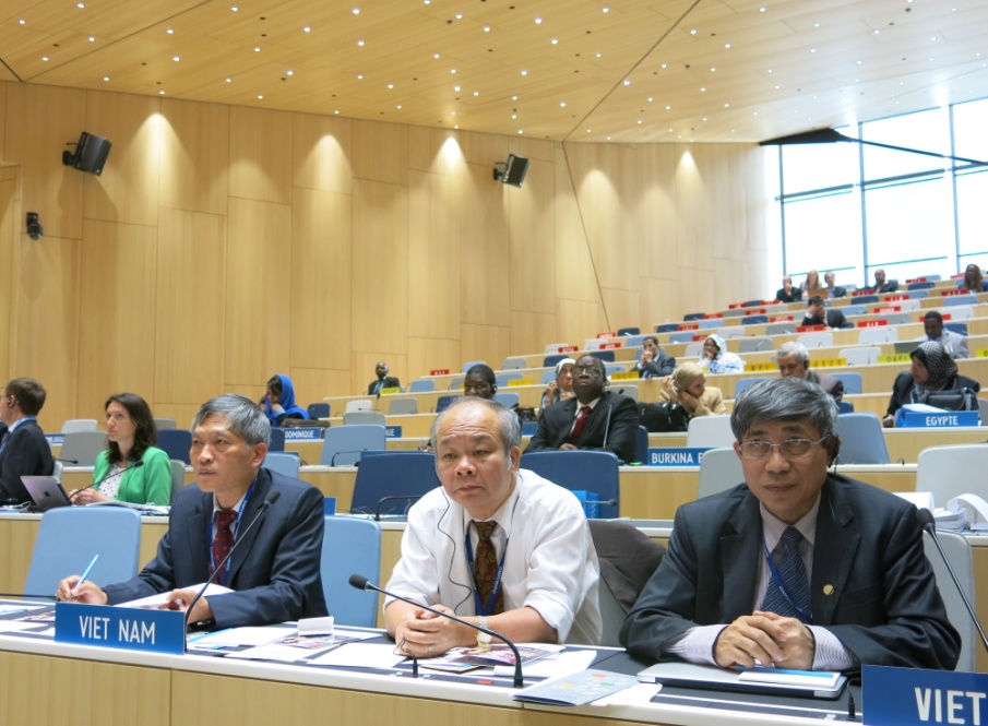 Thứ trưởng Bộ Khoa học và Công nghệ Trần Văn Tùng (thứ nhất từ trái sang) dẫn đầu Đoàn Việt Nam tham dự Phiên họp Đại hội đồng WIPO lần thứ 54