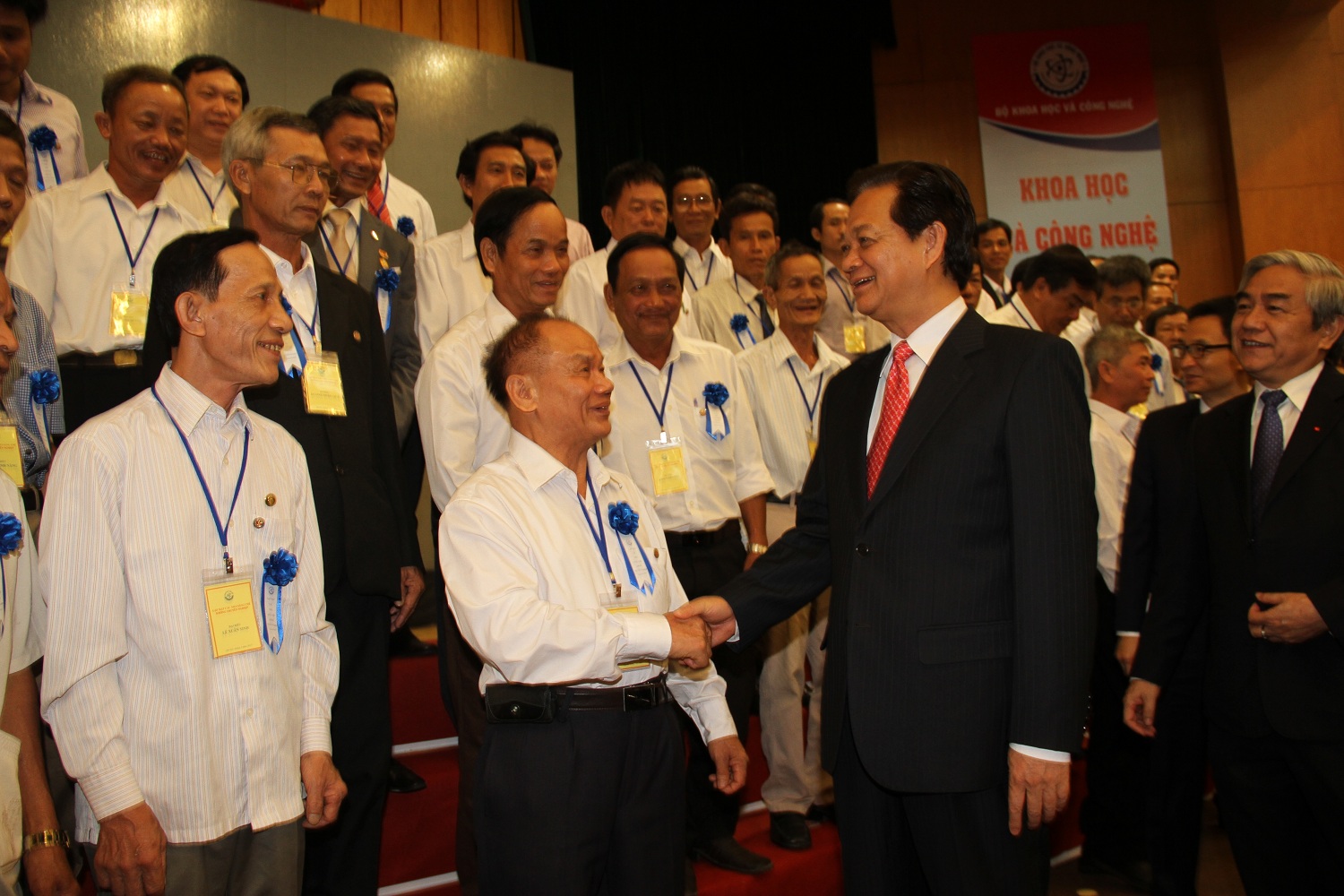Ủy viên Bộ Chính trị, Thủ tướng Chính phủ Nguyễn Tấn Dũng gặp gỡ các nhà sáng chế không chuyên nghiệp tiêu biểu năm 2015