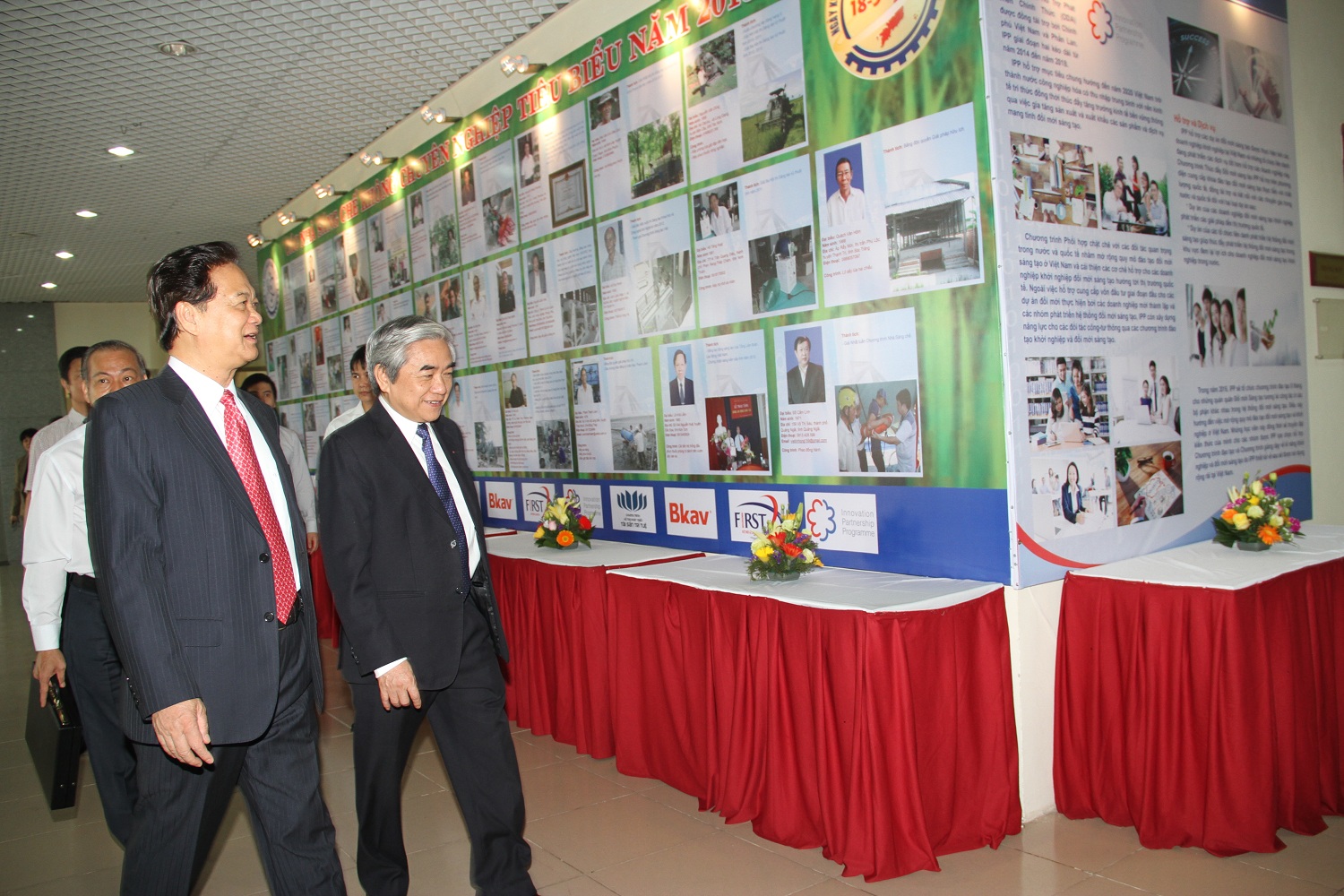 Thủ tướng Nguyễn Tấn Dũng và Bộ trưởng Bộ KH&CN tới buổi Gặp mặt các nhà sáng chế không chuyên tiêu biểu do Bộ KH&CN tổ chức
