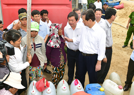 Thủ tướng Nguyễn Tấn Dũng thăm điểm cấp nước sạch cho bà con huyện Bác Ái.