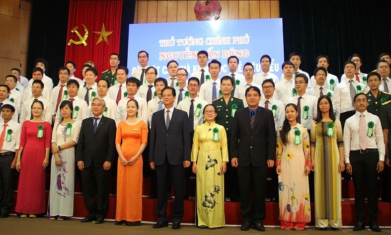 Thủ tướng Nguyễn Tấn Dũng chụp ảnh lưu niệm với các nhà khoa học trẻ