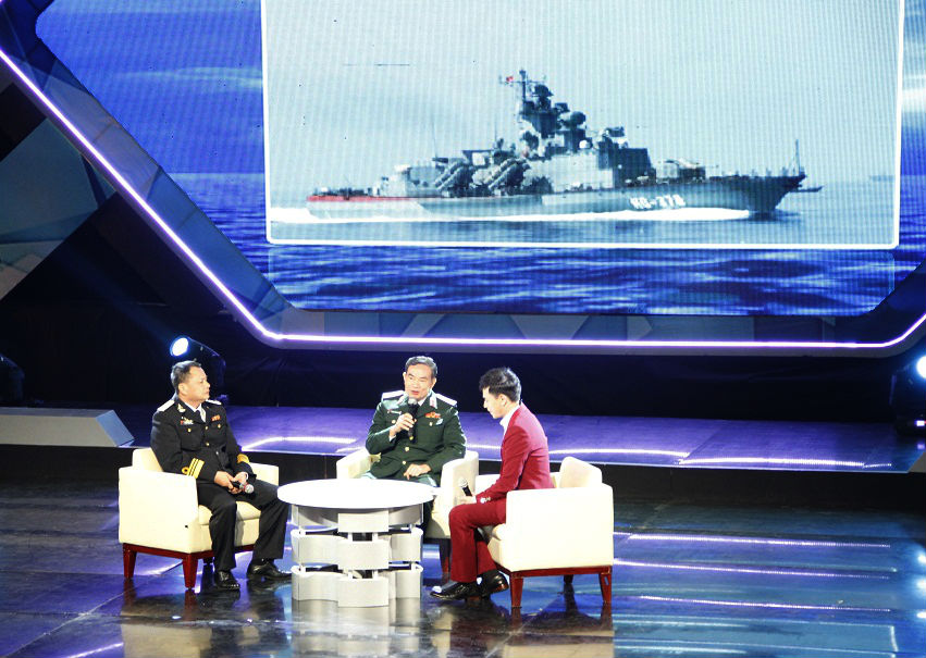 Thượng tướng Trương Quang Khánh - Thứ trưởng Bộ Quốc phòng và Đại tá Nguyễn Mạnh Lân - Phó GĐ Nhà máy Ba Son giới thiệu về công nghệ đóng tầu quân sự hiện đại