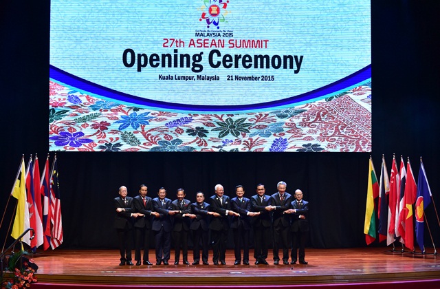 Thủ tướng Nguyễn Tấn Dũng dẫn đầu Đoàn đại biểu cấp cao Việt Nam tham dự Hội nghị cấp cao ASEAN lần thứ 27