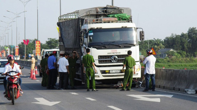 Thừa Thiên – Huế: Đau đớn nhìn cụ ông 70 tuổi bị đè bẹp dưới gầm xe tải