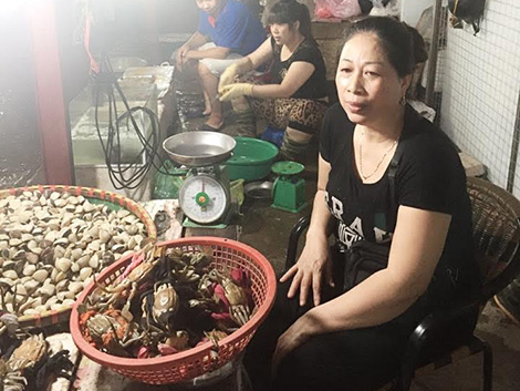 Chị Phạm Thị Rằm và các tiểu thương bán hải sản chợ Phùng Khoang