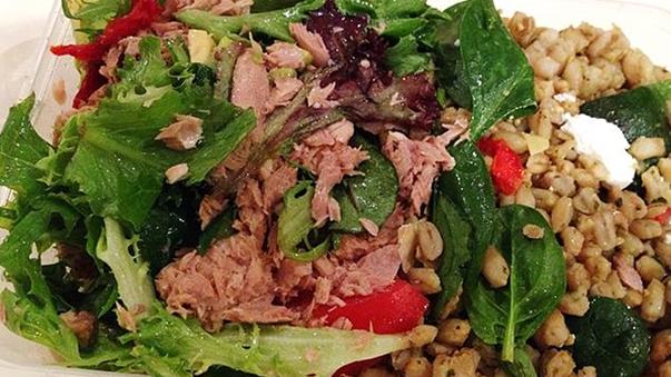 Thực phẩm nhiễm độc như salad cá ngừ rất nguy hiểm