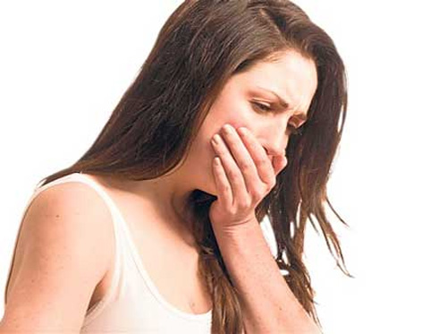 Nôn mửa là một trong những triệu chứng khí ăn phải thực phẩm nhiễm độc