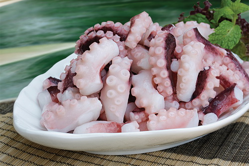 Không nên ăn thịt bạch tuộc đốm xanh vì nó chứa nhiều độc tố tetrodotoxin có thể gây nguy hại đến tính mạng