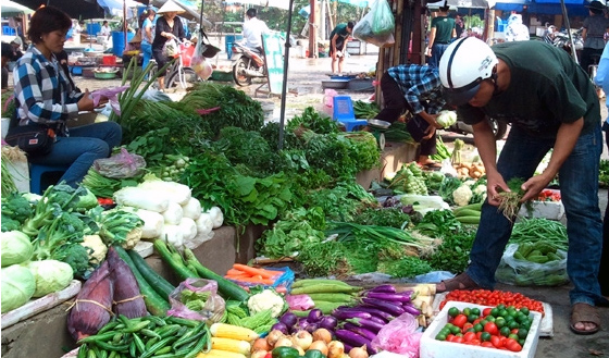 Dù nhu cầu tăng mạnh trong dịp rằm tháng Giêng nhưng các mặt hàng thực phẩm, rau xanh vẫn giữ giá bình ổn