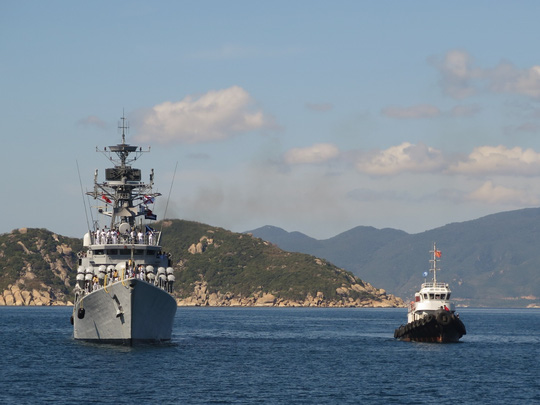Tin tức trên báo Tuổi Trẻ cho hay, ngày 30/5, 2 tàu chiến của Ấn Độ đã cập Cảng Quốc tế Cam Ranh, tỉnh Khánh Hòa trong chuyến thăm 4 ngày nhằm tăng cường hợp tác quan hệ hợp tác giữa quân đội 2 nước. Ảnh: NLĐ