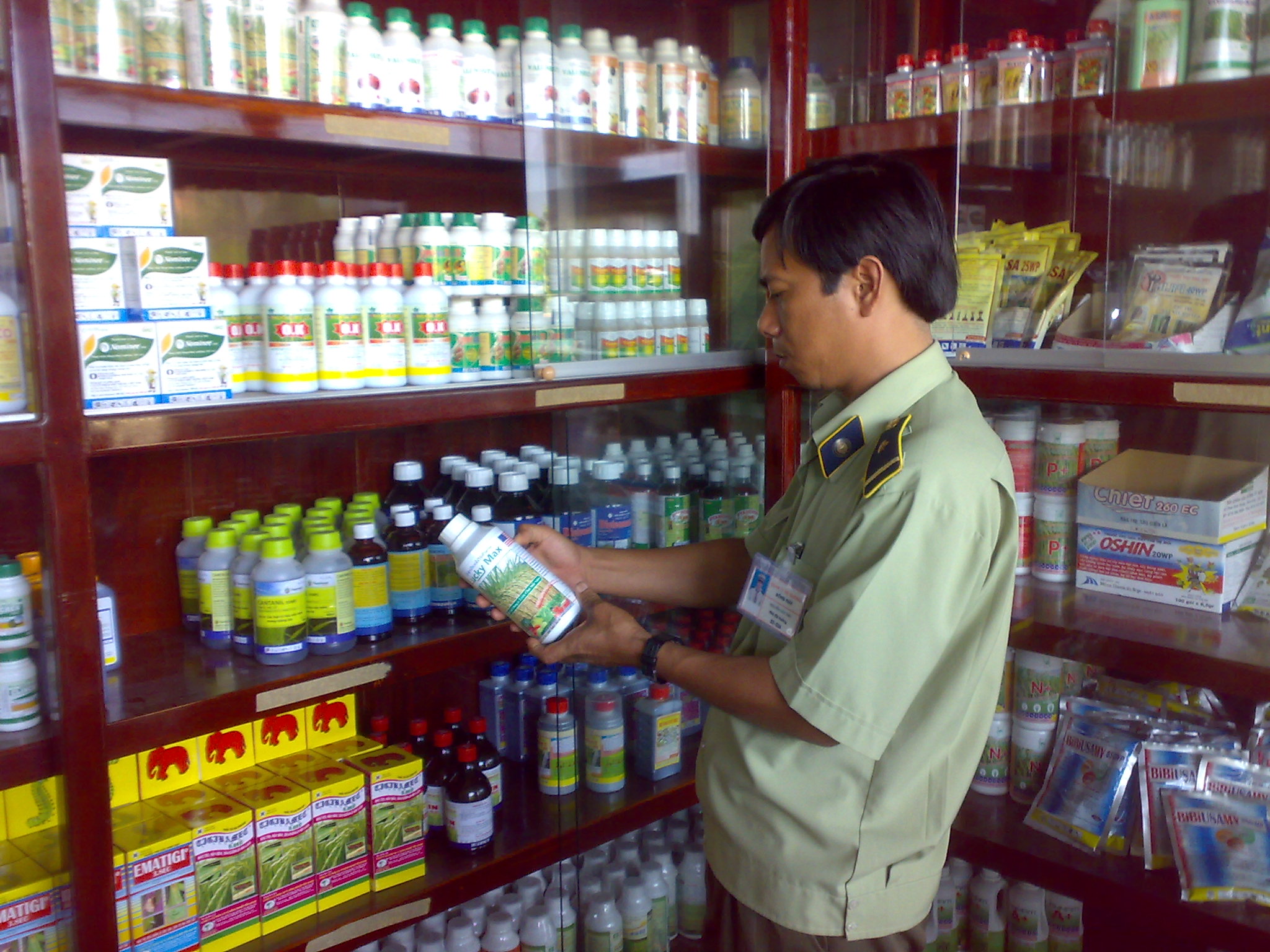 Phó Thủ tướng Hoàng Trung Hải vừa có ý kiến chỉ đạo về việc bãi bỏ giấy phép vận chuyển thuốc bảo vệ thực vật (BVTV).