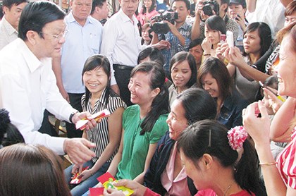 Chủ tịch nước đến thăm và tặng lì xì cho công nhân không có điều kiện về quê ăn Tết