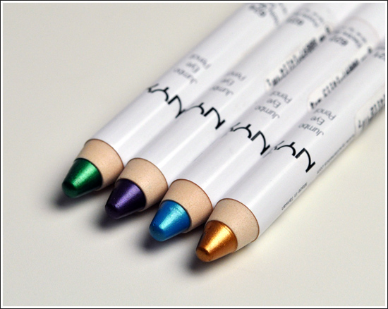 Chì kẻ mắt Jumbo Eye Pencil với 23 màu sắc rực rỡ nằm trong số những mỹ phẩm giá rẻ được ưa chuộng của NYX