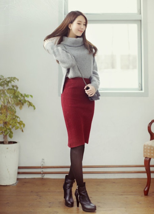 Set chân váy len mang tone đỏ nổi bật và áo len cổ lọ oversize rất đáng có trong thời trang Valentine của bạn gái