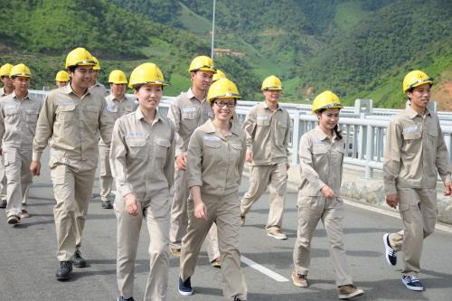 Cán bộ công nhân viên của Công ty Thủy điện Sơn La nỗ lực không ngừng để nâng cao năng suất lao động trong năm 2015 vừa qua