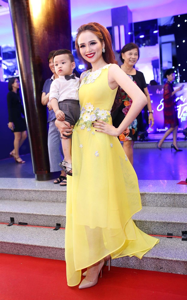 Cũng tại sự kiện, người đẹp Diễm Hương cũng gây chú ý khi bế con đến thảm đỏ cùng với con trai.
