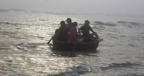 Khẩn cấp cứu nạn 5 ngư dân mất tích ở Hoàng Sa