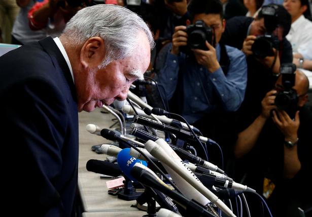 Chủ tịch, CEO hãng Suzuki tại cuộc họp báo ngày 18/5. Ảnh: Reuters