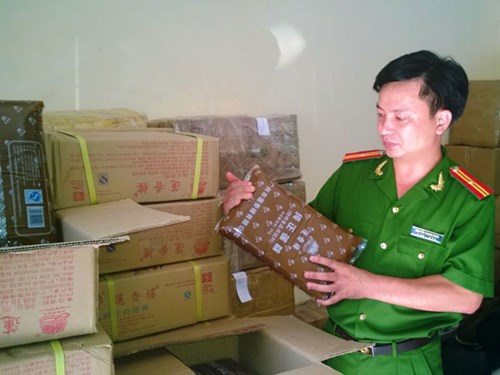 Lực lượng chức năng Hà Nội kiểm tra kho thực phẩm chứa gần 1 tấn nhân bánh Trung thu tại số 84 phố Phú Viên, phường Bồ Đề