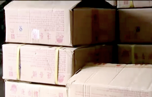 Nhân bánh Trung thu không rõ nguồn gốc được đựng trong các thùng các tông bên ngoài có in chữ Trung Quốc