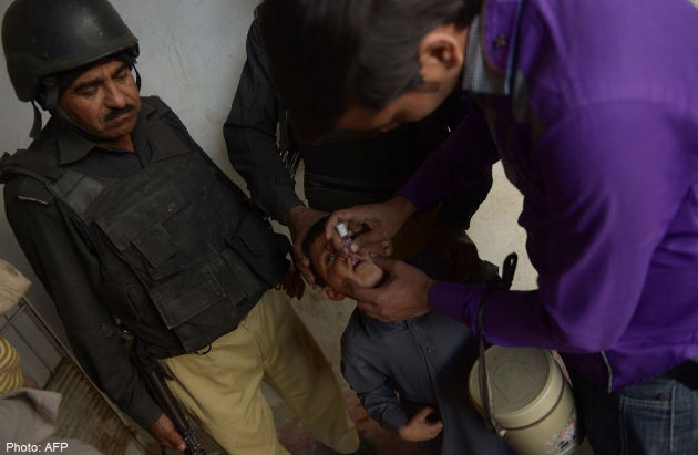 Tiêm chủng vắc xin bại liệt ở Pakistan cho trẻ em là một vấn đề cần thiết. Ảnh AFP