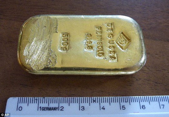 Thỏi vàng nặng nửa kg từ dưới lòng hồ hồ Konigssee ở Đức.