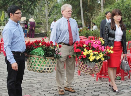 Ông Billy Kelley (giữa) dâng 504 bông hồng tưởng niệm 504 thường dân vô tội trong vụ thảm sát Sơn Mỹ