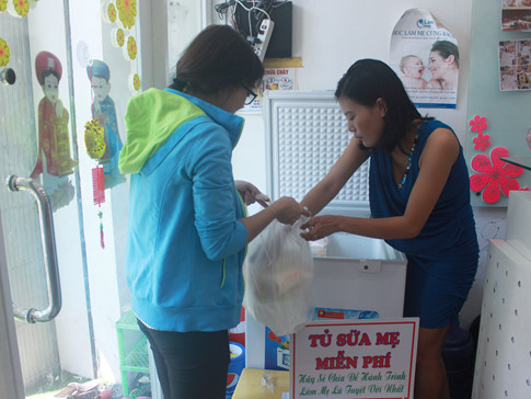 Tủ sữa mẹ miễn phí của chị Lê Huyền Trang (bên phải) nhận được phản hồi tích cực từ cộng đồng