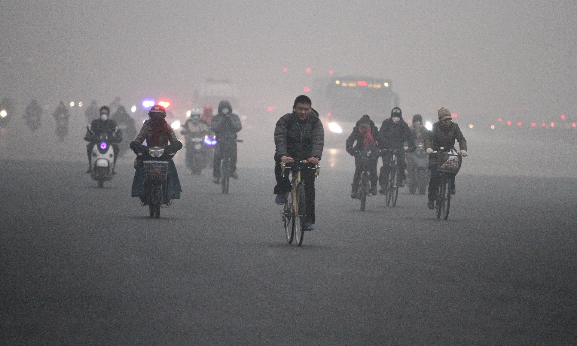 Dòng xe cộ chìm trong khói bụi ở Bắc Kinh (Nguồn: The Guardian)