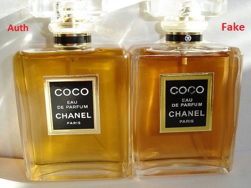 Nước hoa thật (bên trái) và nước hoa nhái của hãng Coco Chanel