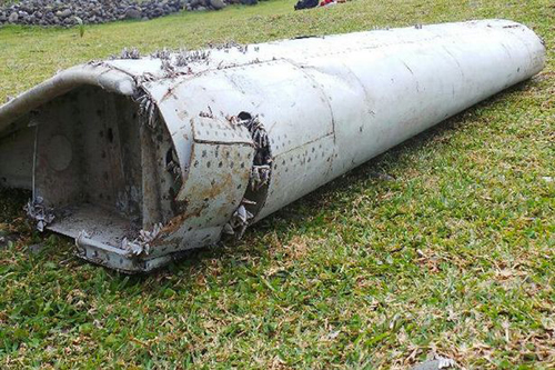Mảnh vỡ nghi là cánh sau máy bay MH370 mất tích được tìm thấy trên đảo Reunion