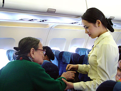 Các tiếp viên hàng không phải đối mặt với vô vàn tình huống trên mỗi chuyến bay