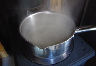 Một chậu nước ấm sẽ l&agrave;m tăng độ ẩm v&agrave; gi&uacute;p giữ nhiệt tốt hơn