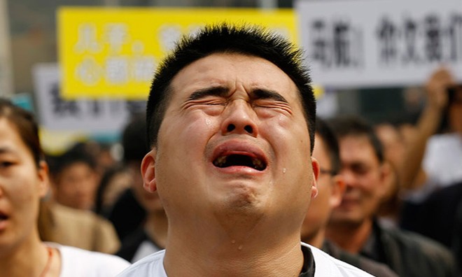 Thông tin giới chức sắp kết thúc chiến dịch tìm kiếm máy bay MH370 khiến người thân của các nạn nhân không khỏi lo lắng