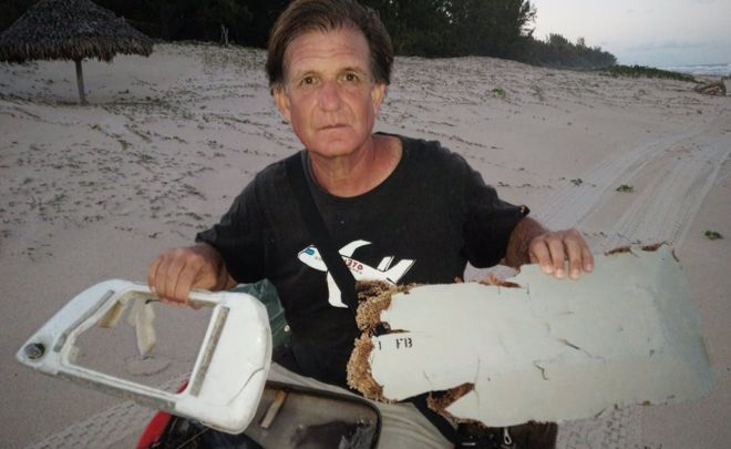 Ông Blaine Gibson chụp cùng các mảnh vỡ tìm thấy ở Madagascar hồi đầu tháng 6 nghi là của máy bay MH370 mất tích bí ẩn