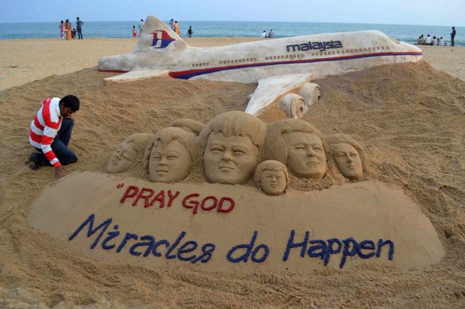 Khác với nhận định của lực lượng tìm kiếm máy bay MH370 mất tích, Scott Waring cho rằng MH370 vẫn còn nguyên vẹn