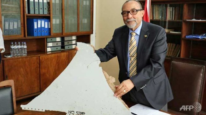 Chủ tịch Viện Hàng không dân sự Mozambique bên cạnh mảnh vỡ nghi thuộc về máy bay Malaysia MH370 mất tích